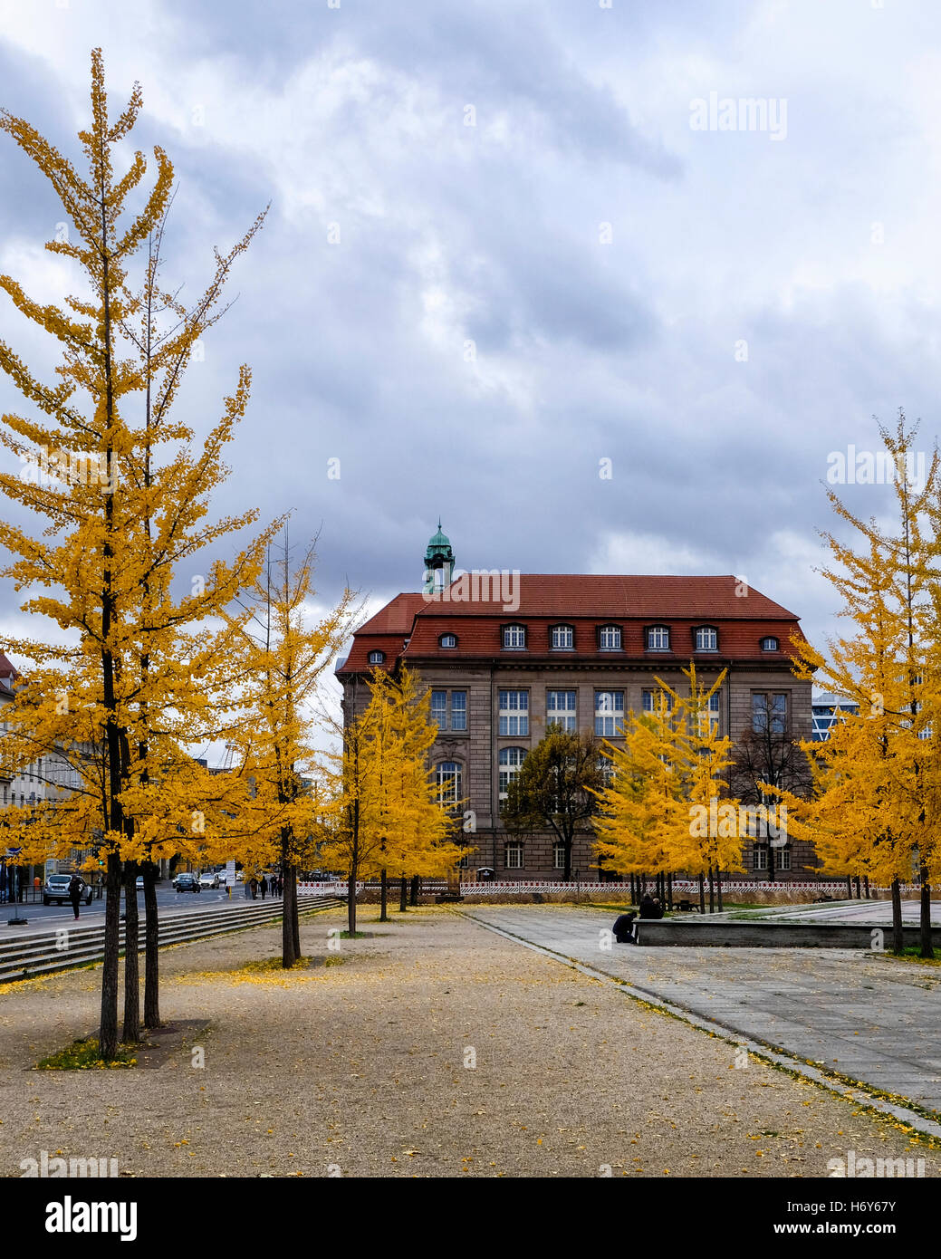 Invalidenpark, Berlino. Il ministero federale per gli Affari Economici e l'energia esterno dell'edificio con golden gingko alberi in autunno. Foto Stock