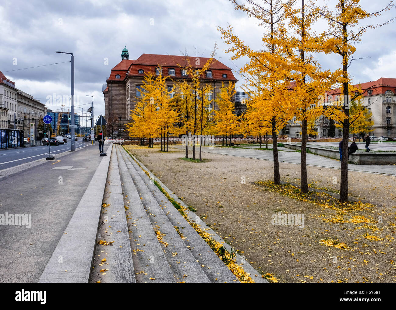 Amministrazione edificio giallo & Maidenhair, Gingko, alberi in Invaliden Park in autunno. Mitte Berlino Foto Stock