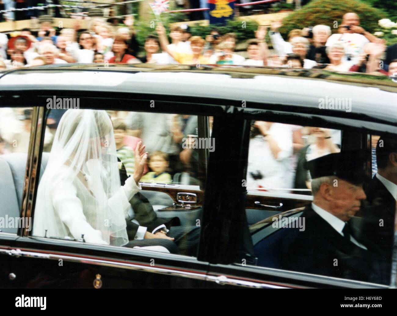 Miss Sophie Rhys Jones sul suo modo alla sua Royal Wedding di S.A.R. il Principe Edward in corrispondenza alla cappella di San Giorgio, Windsor 19 Giugno 1999 Foto Stock
