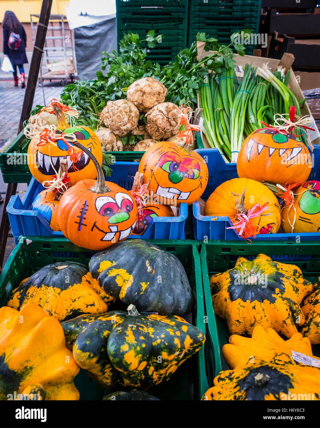 Mercato turco stallo vegetali la vendita di zucche di Halloween, Maybachufer, Kreuzberg di Berlino Foto Stock