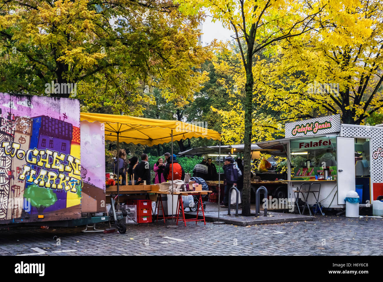 Bagno turco street delle bancarelle che vendono prodotti freschi sotto giallo autunnale di alberi in autunno, Kreuzberg di Berlino Foto Stock