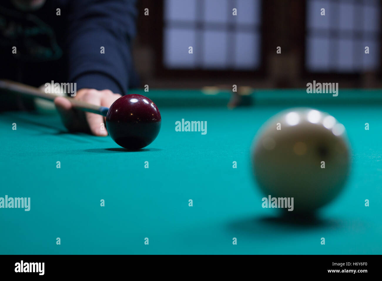Russo gioco di biliardo in corso: il giocatore vuole sparare le palle con cue Foto Stock