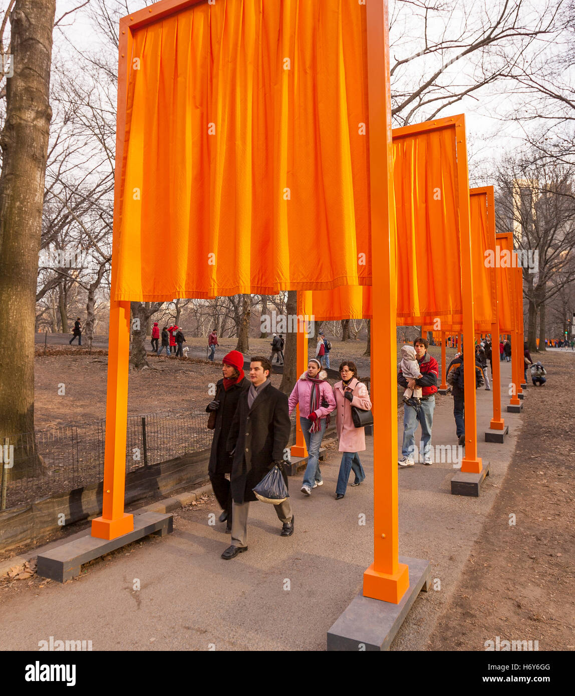 NEW YORK, NEW YORK, Stati Uniti d'America - 'gate' arte pubblica installazione nel parco centrale di artisti Christo e Jean-Claude. Foto Stock