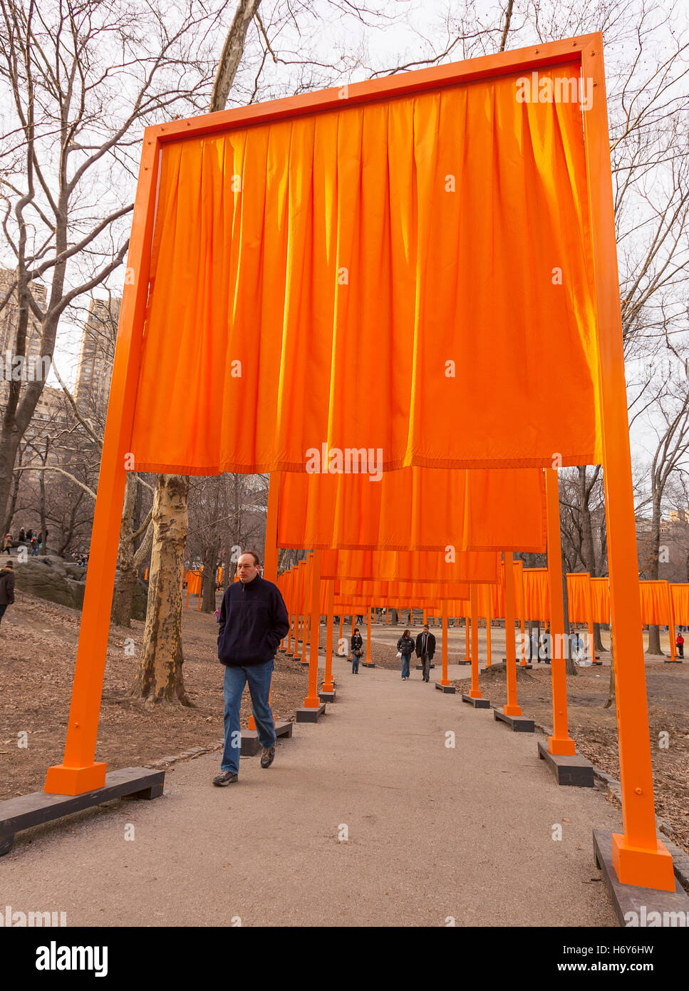 NEW YORK, NEW YORK, Stati Uniti d'America - 'gate' arte pubblica installazione nel parco centrale di artisti Christo e Jean-Claude. Foto Stock