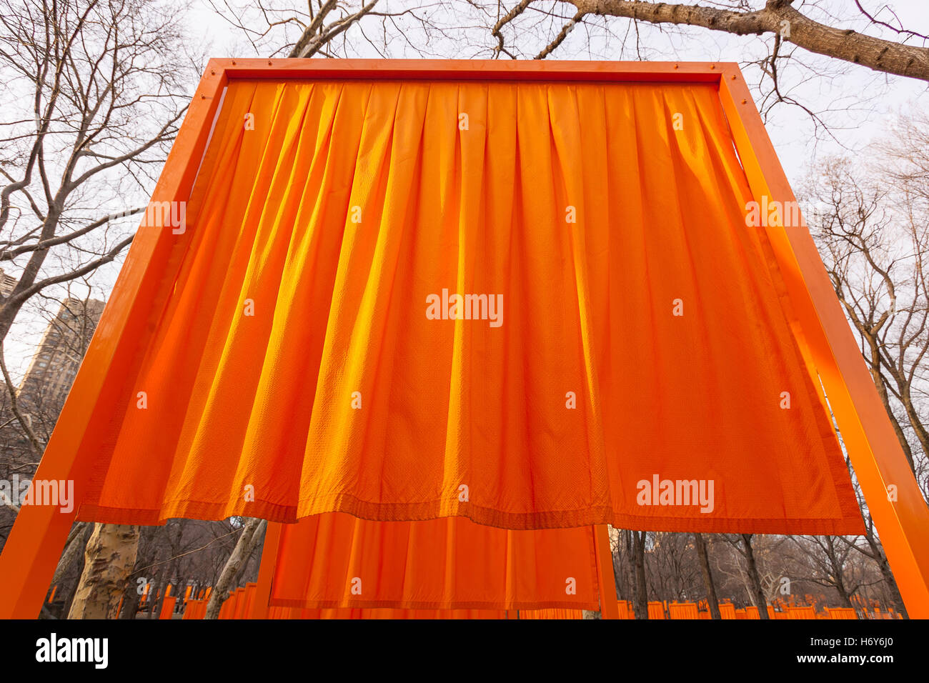 NEW YORK, NEW YORK, Stati Uniti d'America - 'gate' arte pubblica installazione nel parco centrale di artisti Christo e Jean-Claude. Foto Stock