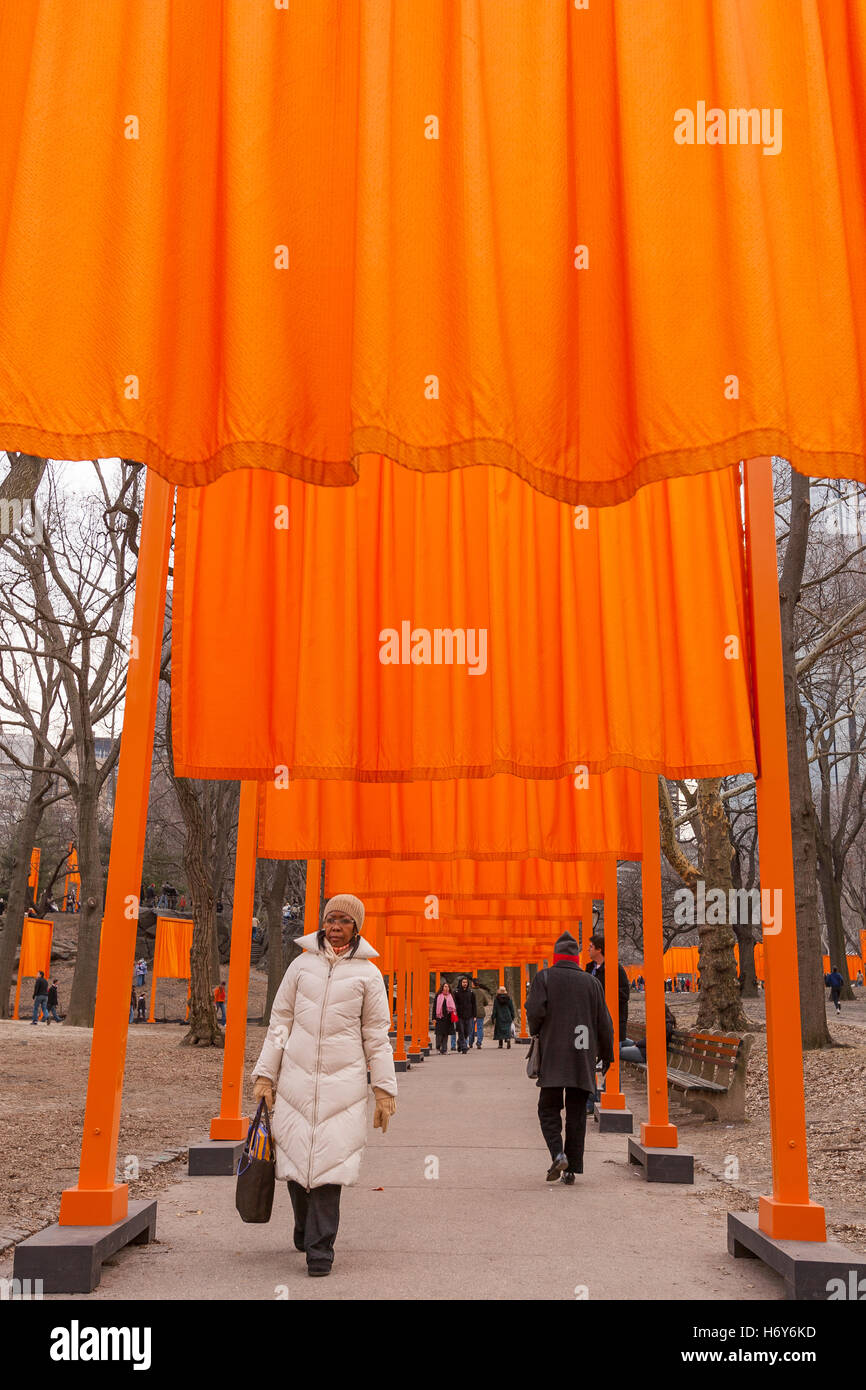 NEW YORK, NEW YORK, Stati Uniti d'America - 'gate' arte pubblica installazione nel parco centrale di artisti Christo e Jean-Claude. Foto Stock