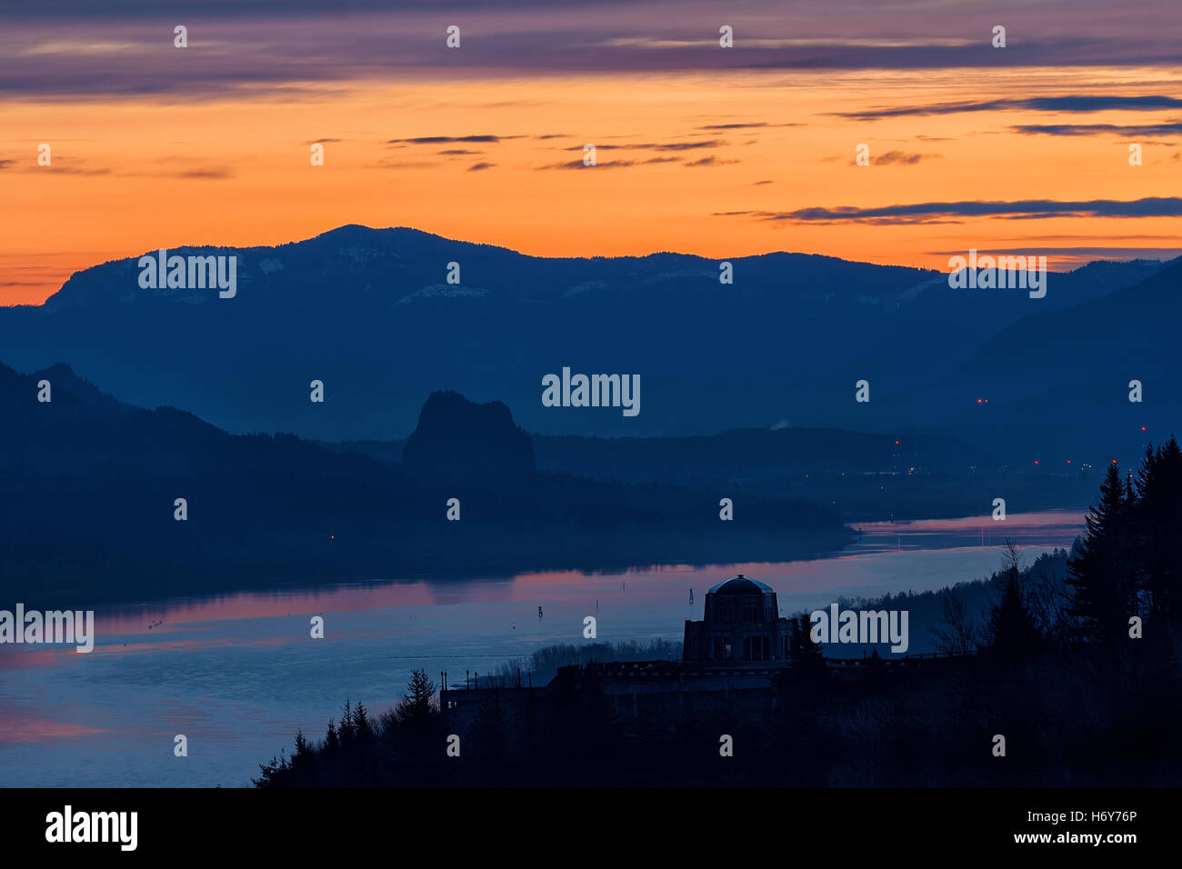 Tramonto su Vista House on Crown Point in Oregon e Beacon Rock nello Stato di Washington lungo il Columbia River Gorge Foto Stock