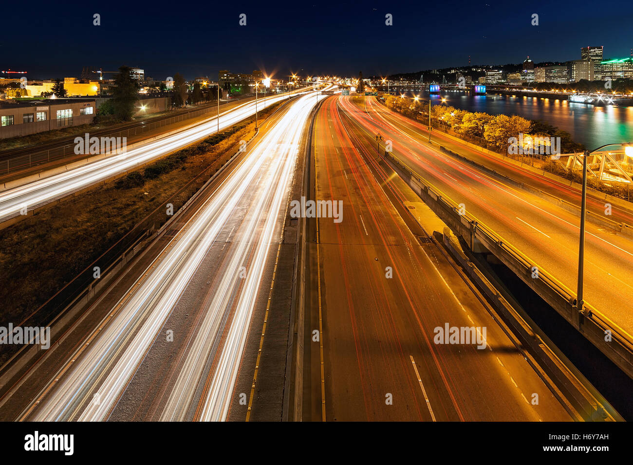 Portland Oregon downtown skyline della città e la superstrada sentieri di luce durante la serata ora blu Foto Stock