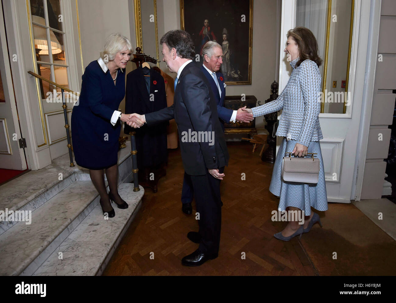La Colombia è il presidente Juan Manuel Santos (seconda a sinistra) e sua moglie Maria Clemencia Rodriguez de Santos (destra) sono accolti dal Principe di Galles e la duchessa di Cornovaglia (sinistra) al Clarence House di Londra durante il secondo giorno del loro ufficiale visita di Stato nel Regno Unito. Foto Stock