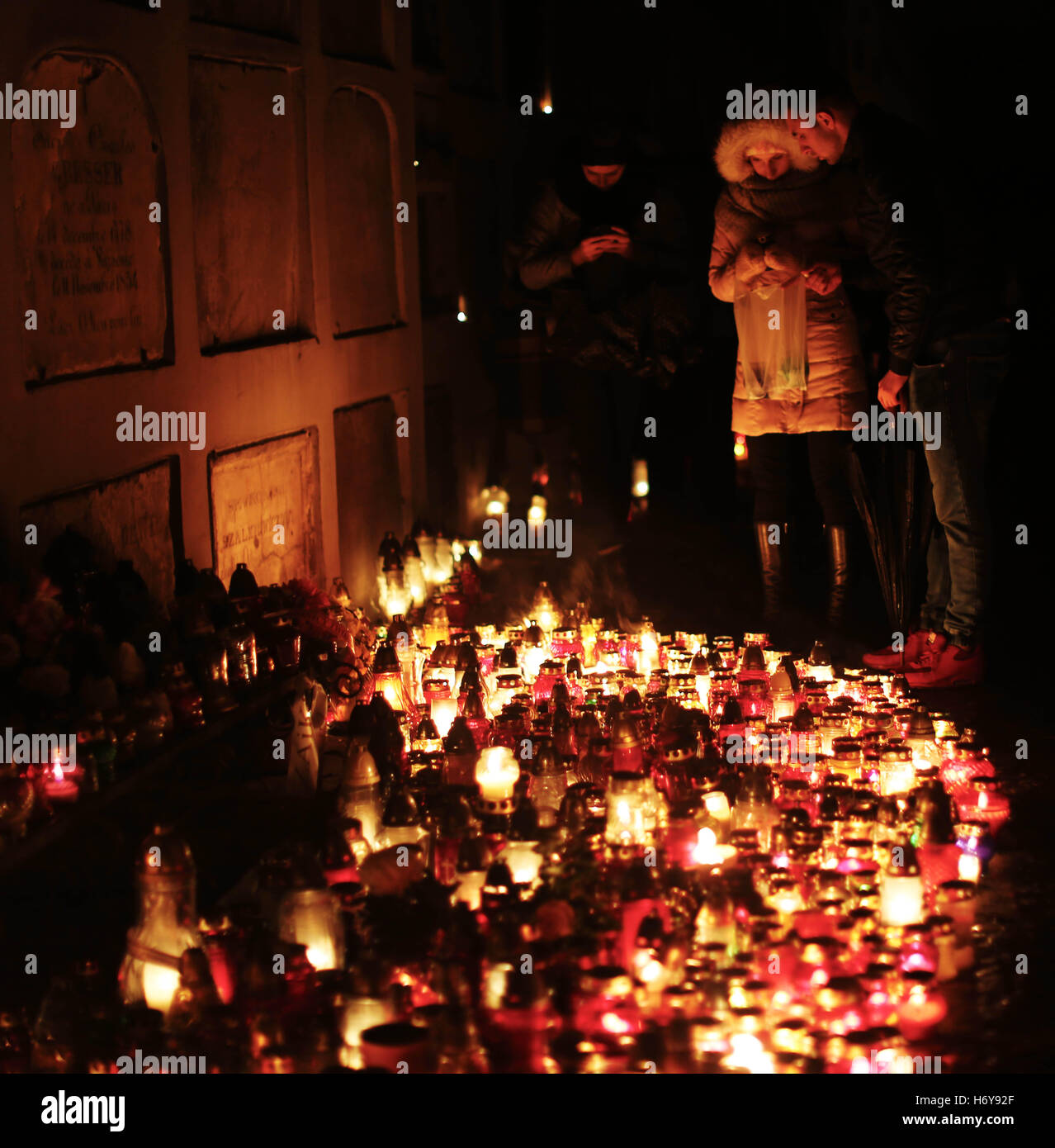 Varsavia, Polonia. 1 Novembre, 2016. Visitatori accendono le candele presso  le tombe dei loro cari il 1 novembre 2016, a Varsavia in Polonia presso il  cimitero di Powazki il giorno di Ognissanti (