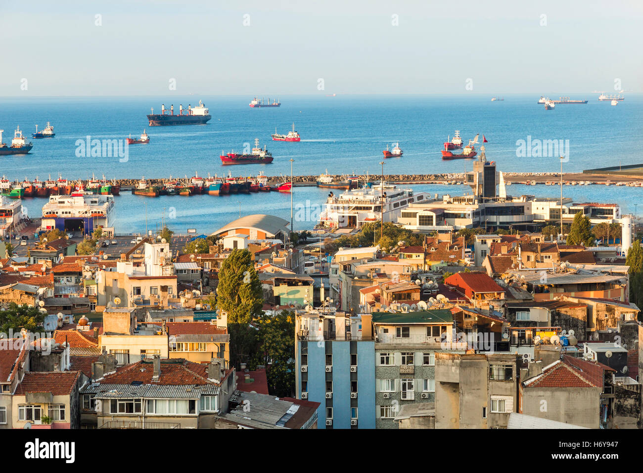 Attrazioni turistiche di Istanbul. Vista della città. Strade, monumenti, alberghi e il mare di Marmara. Foto Stock