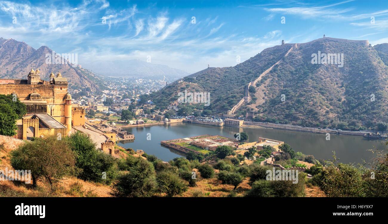Vista di Amer (Ambra) fort e lago Maota, Rajasthan, India Foto Stock