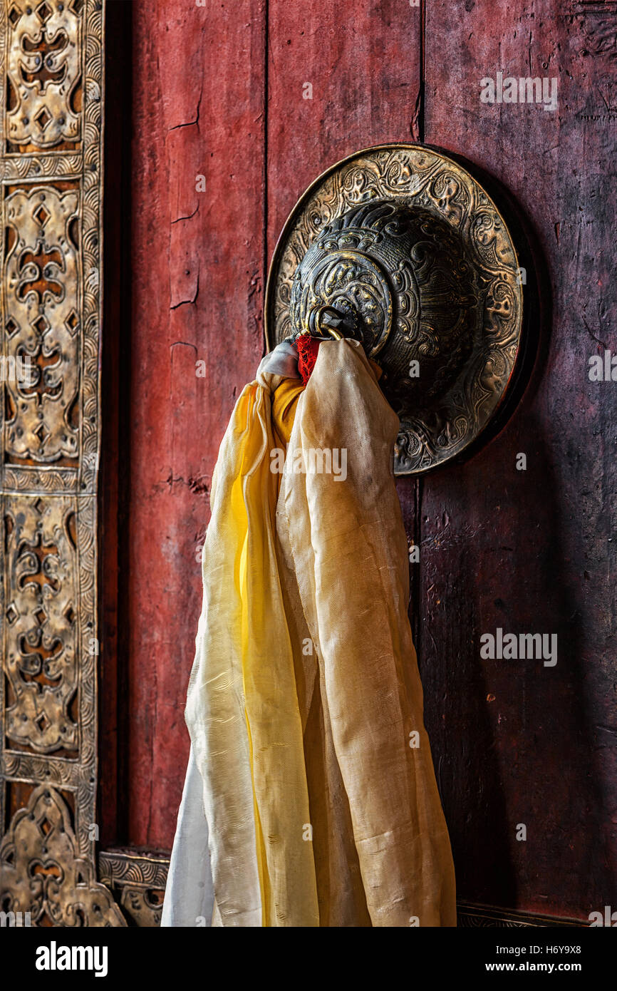 Maniglia per porta di cancelli di Thiksey gompa, Ladakh, India Foto Stock