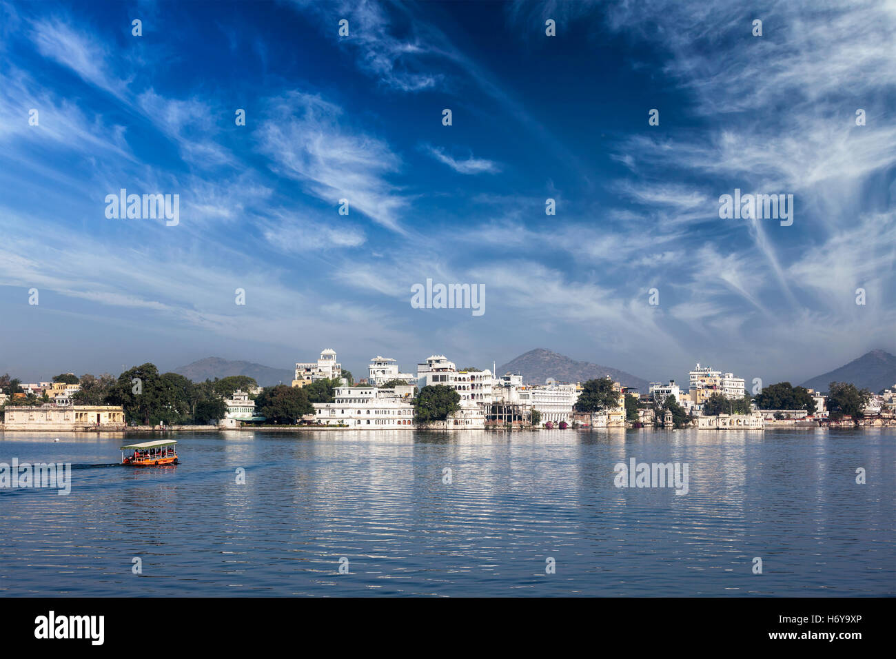 Lago Pichola, Udaipur con imbarcazione turistica Rajasthan, India Foto Stock