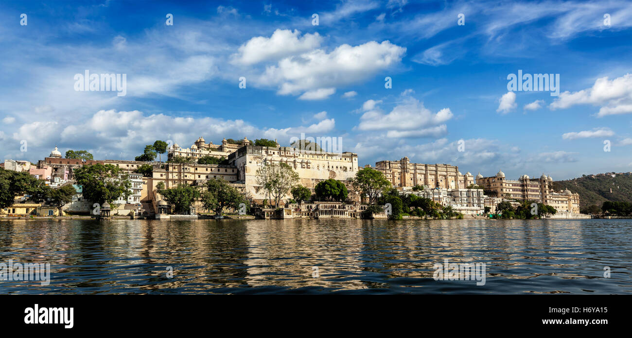 Palazzo di Città panorama dal lago. Udaipur, Rajasthan, India Foto Stock