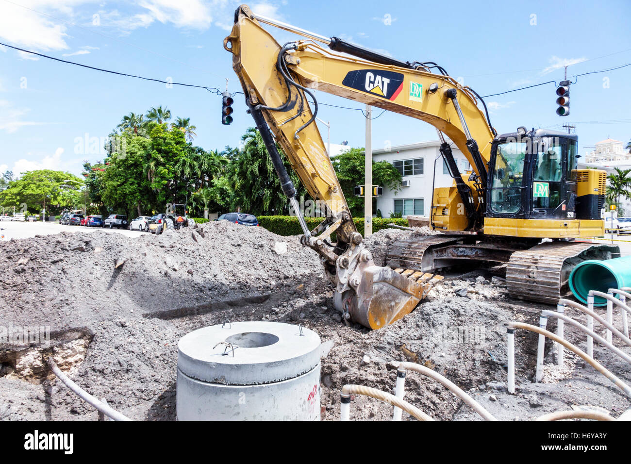 Miami Beach Florida,escavatore CAT,lavori stradali,posa tubi fognari,FL160912035 Foto Stock