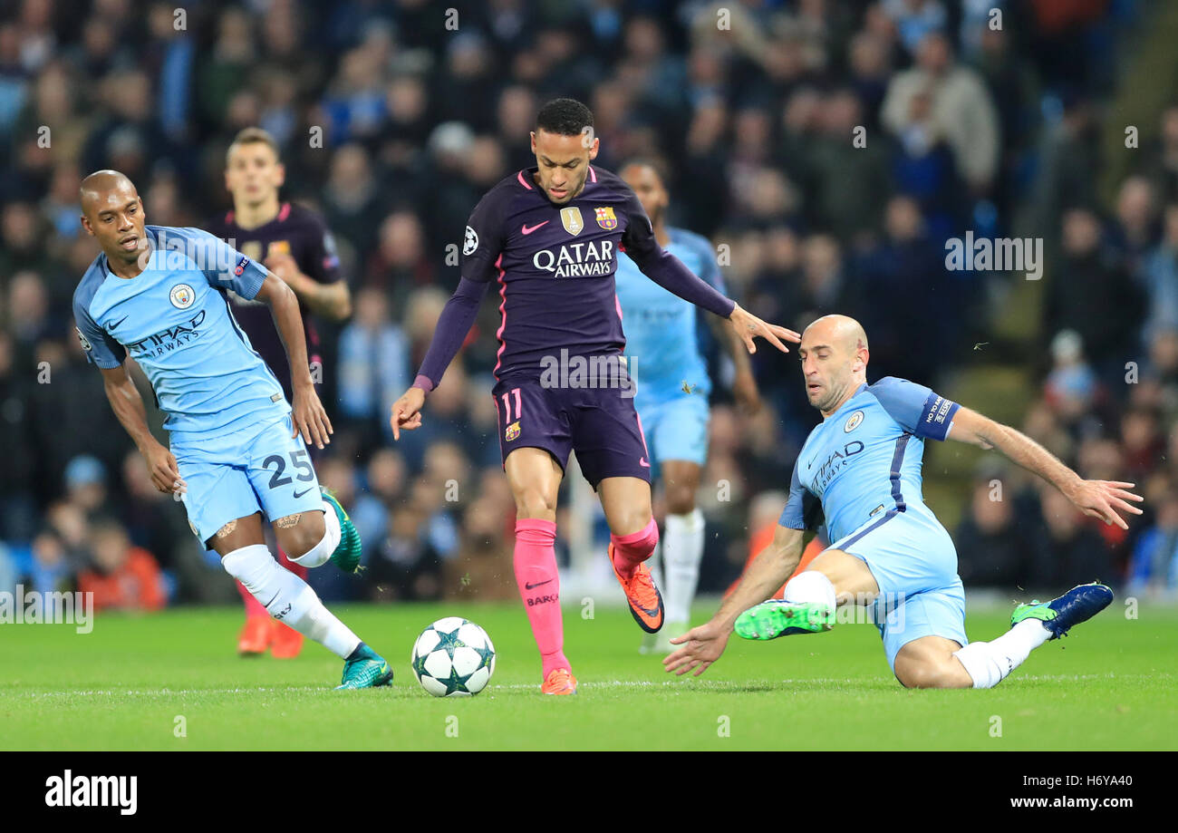 Barcellona è Neymar (centro) battaglie per la palla con il Manchester City's Pablo Zabaleta (a destra) durante la UEFA Champions League al Etihad Stadium e Manchester. Foto Stock