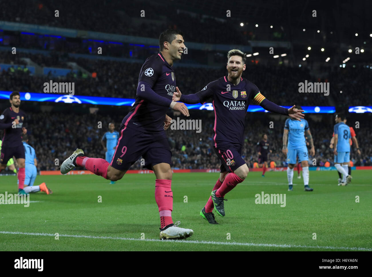 Barcellona il Lionel Messi festeggia il suo punteggio squadre primo obiettivo del gioco durante la partita della UEFA Champions League al Etihad Stadium e Manchester. Foto Stock