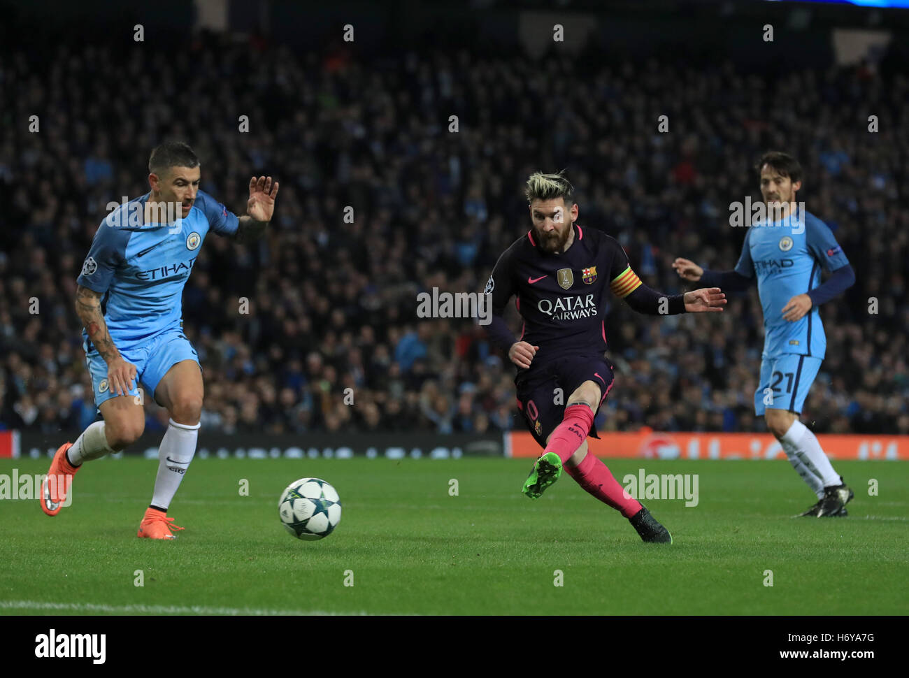 Barcellona il Lionel Messi punteggi lati il suo primo obiettivo del gioco durante la partita della UEFA Champions League al Etihad Stadium e Manchester. Foto Stock