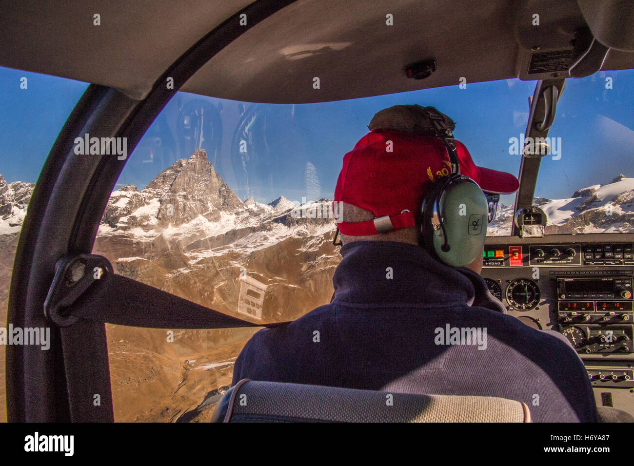 Aeromobili leggeri di volo da aeroporto di Aosta, Valle d'Aosta, Italia. Monte Cervino (aka Matterhorn) in vista sulla sinistra. Foto Stock