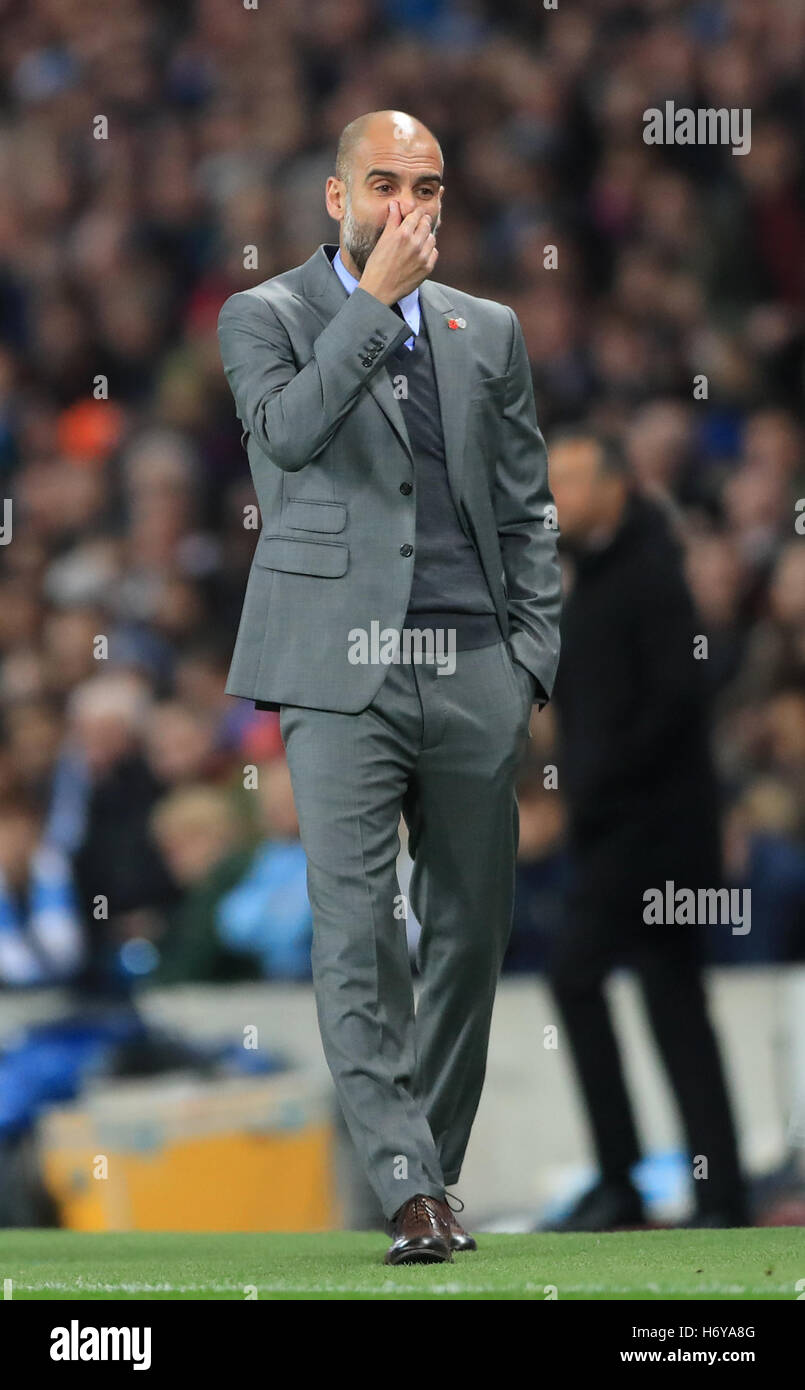 Manchester City manager Pep Guardiola gesti sul perimetro durante la UEFA Champions League al Etihad Stadium e Manchester. Foto Stock