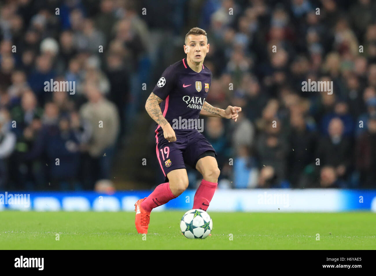 Barcellona è Lucas Digne in azione durante la UEFA Champions League al Etihad Stadium e Manchester. Foto Stock