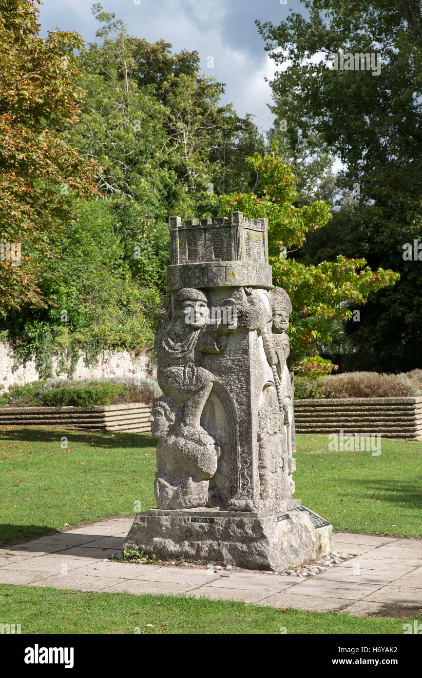 Una scultura moderna nei giardini di Christchurch Priory. Christchurch, Dorset, Inghilterra. Foto Stock