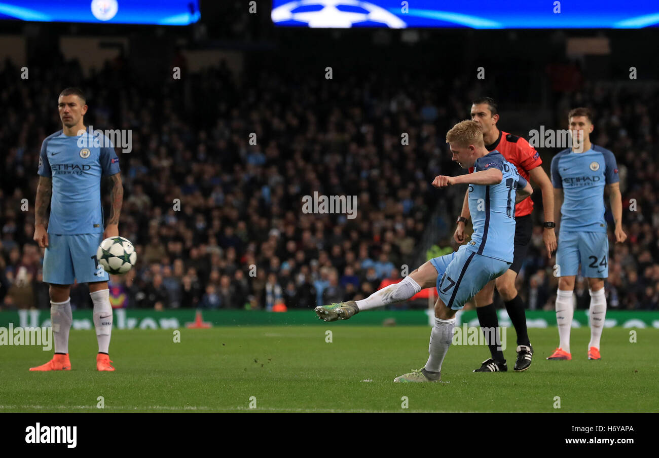 Manchester City di Kevin De Bruyne punteggi i suoi lati secondo obiettivo del gioco durante la partita della UEFA Champions League al Etihad Stadium e Manchester. Foto Stock