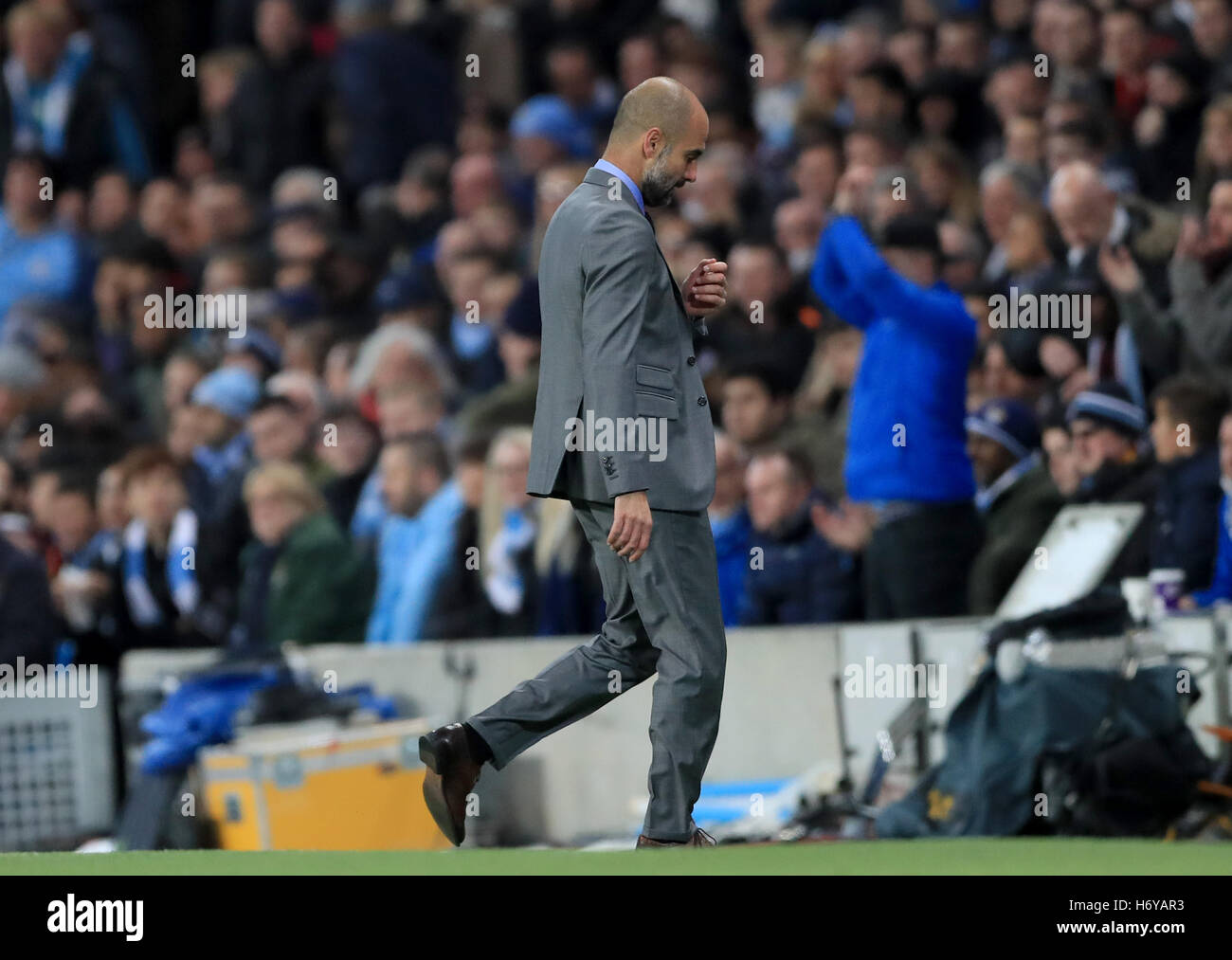 Manchester City manager Pep Guardiola guarda sconsolato durante la UEFA Champions League al Etihad Stadium e Manchester. Foto Stock