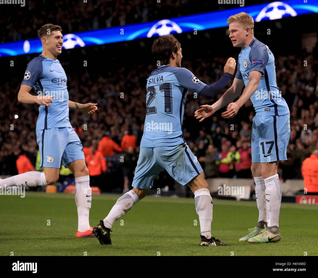 Manchester City di Kevin De Bruyne (destra) celebra il suo punteggio i lati secondo obiettivo del gioco con David Silva (centro) durante la UEFA Champions League al Etihad Stadium e Manchester. Foto Stock