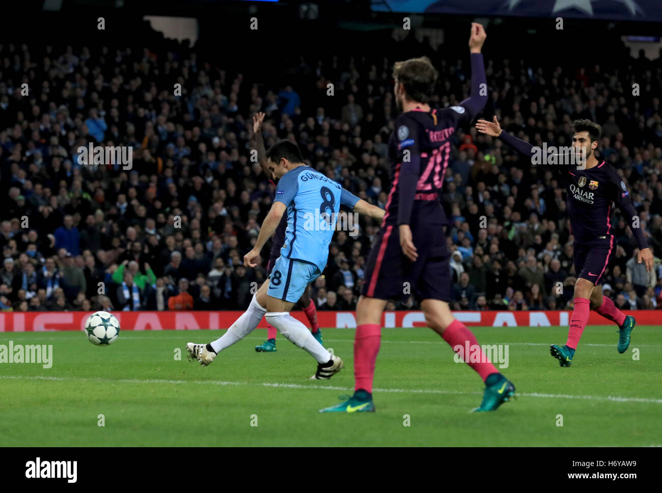 Manchester City's Ilkay Gundogan punteggi i suoi lati terzo obiettivo del gioco durante la partita della UEFA Champions League al Etihad Stadium e Manchester. Foto Stock