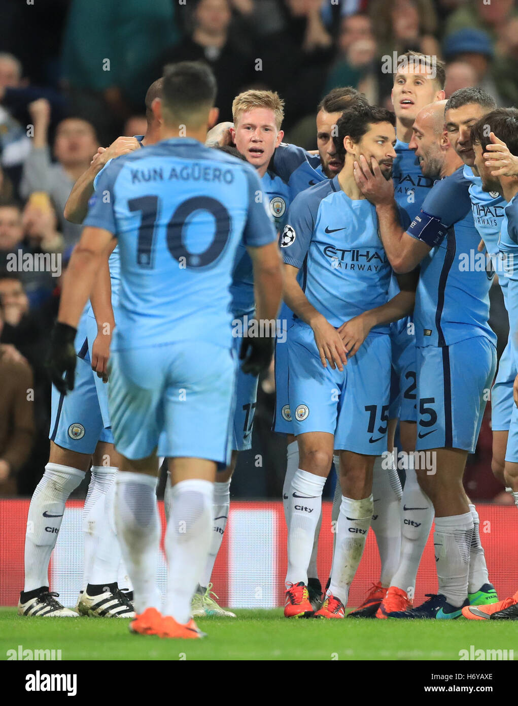 Manchester City team mates celebrare i loro lati terzo obiettivo durante la UEFA Champions League al Etihad Stadium e Manchester. Foto Stock