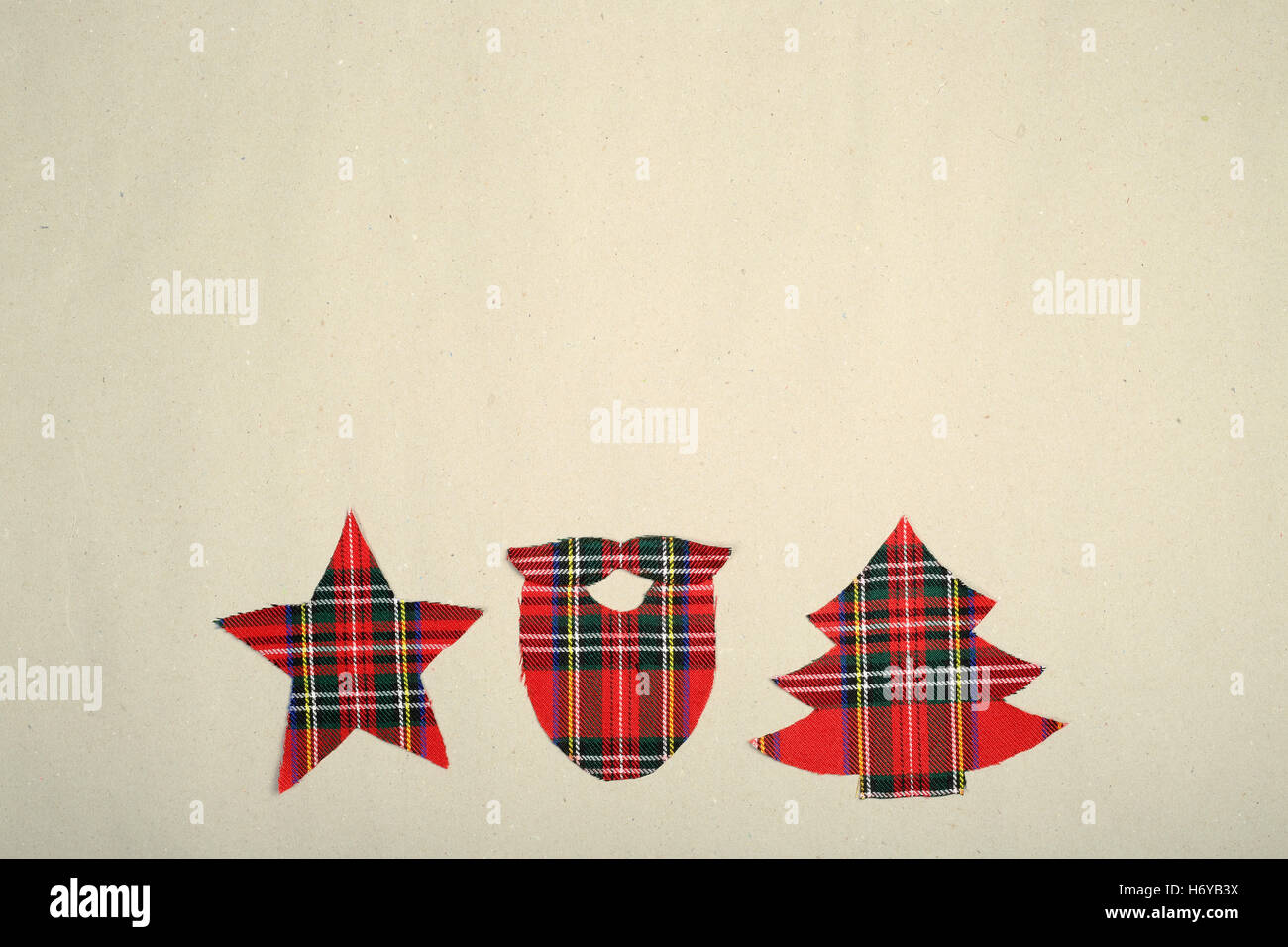 Tanga decorazioni di Natale fatti a mano controllati forma tessuto su carta Foto Stock