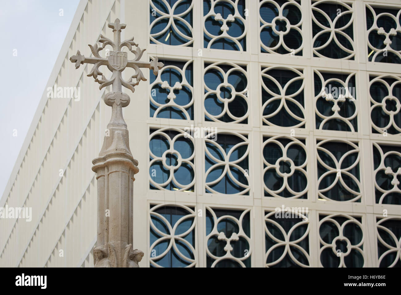 Manchester ornati di windows office croce di pietra croce gotica secondo attraversamento Pietro sito cenotafio configurazione astratta ornato di un Foto Stock