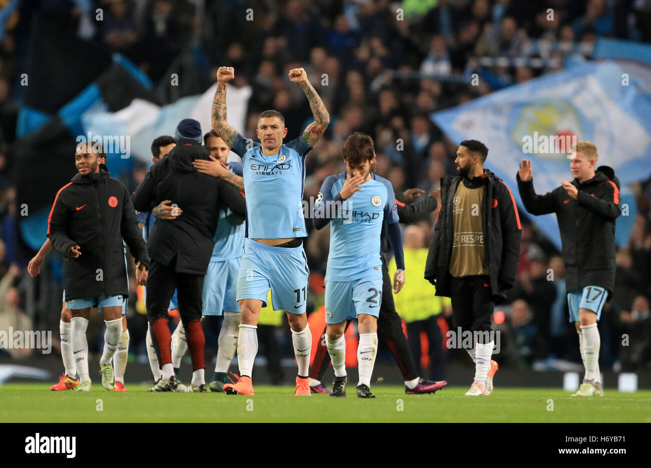 Manchester City celebra la loro vittoria dopo il fischio finale di UEFA Champions League al Etihad Stadium e Manchester. Foto Stock