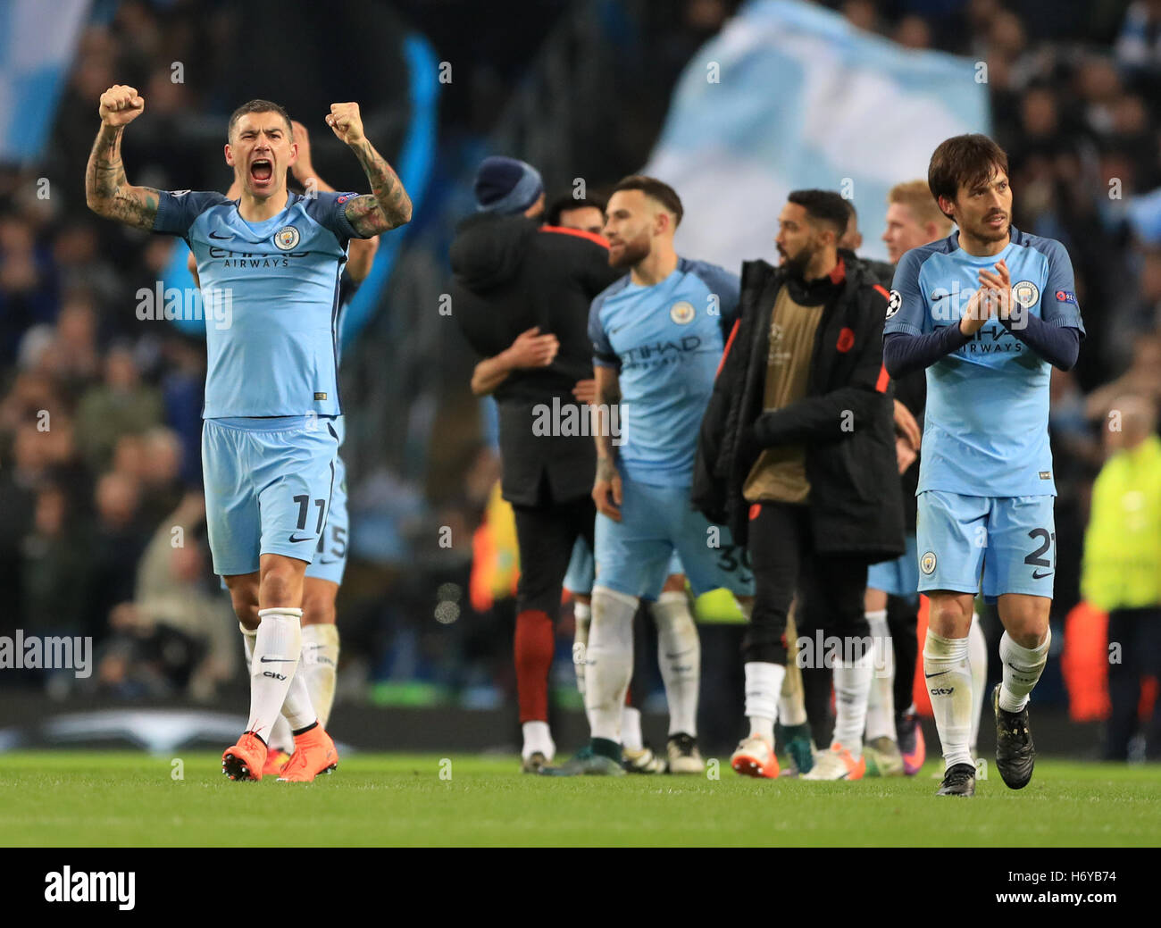 Manchester City celebra la loro vittoria dopo il fischio finale di UEFA Champions League al Etihad Stadium e Manchester. Foto Stock