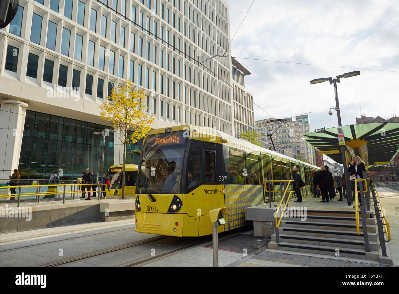 Manchester Metrolonk tram che passa al secondo incrocio Peter Street Square Tram Metrolink light rail pendolari rapida transportati Foto Stock