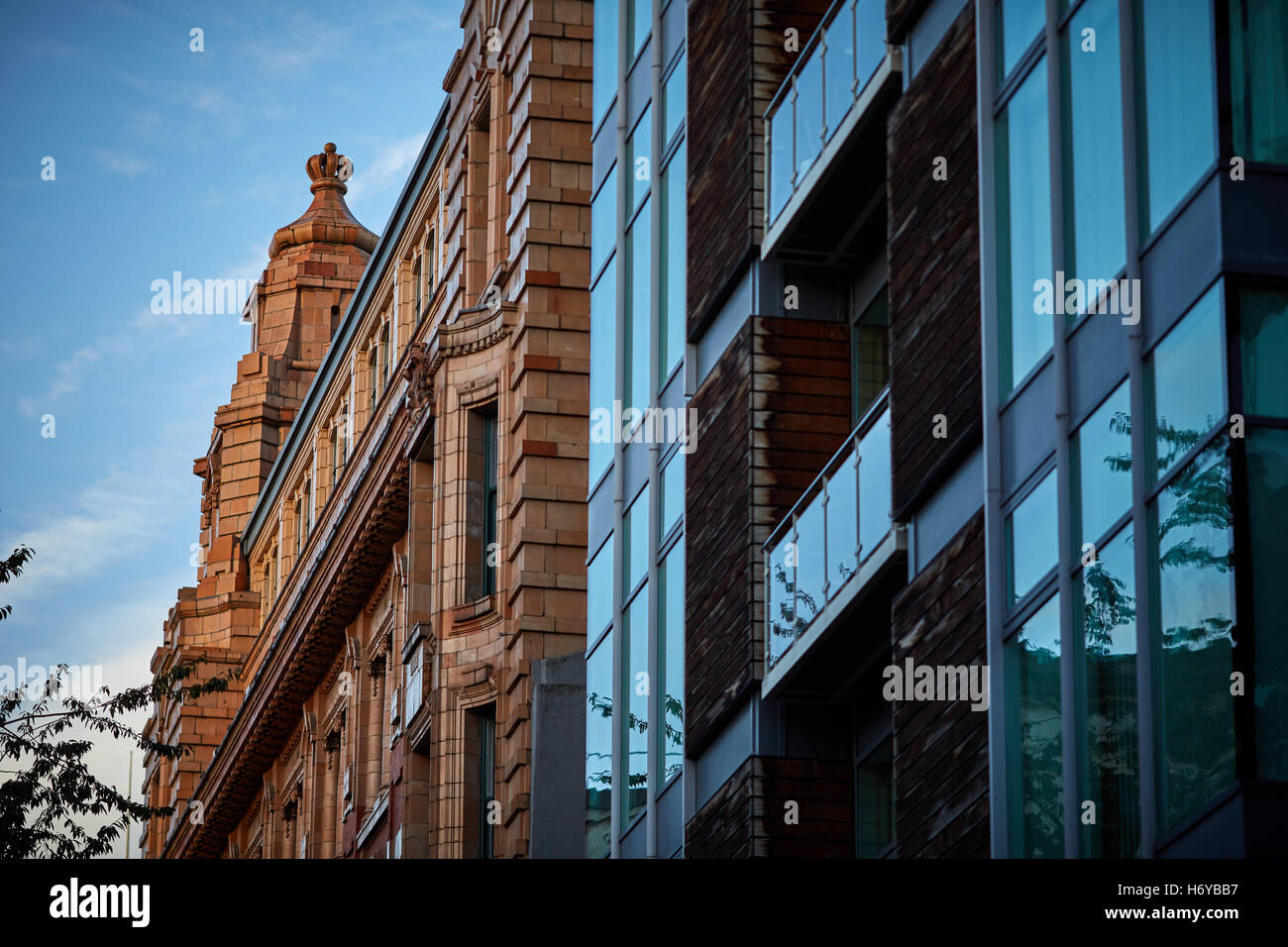 Manchester edifici del secolo Parsonage Gardens il vecchio incontra nuova architettura moderna in vetro rivestito di piastrelle tradizionali di costruzione di appartamenti in condominio Foto Stock