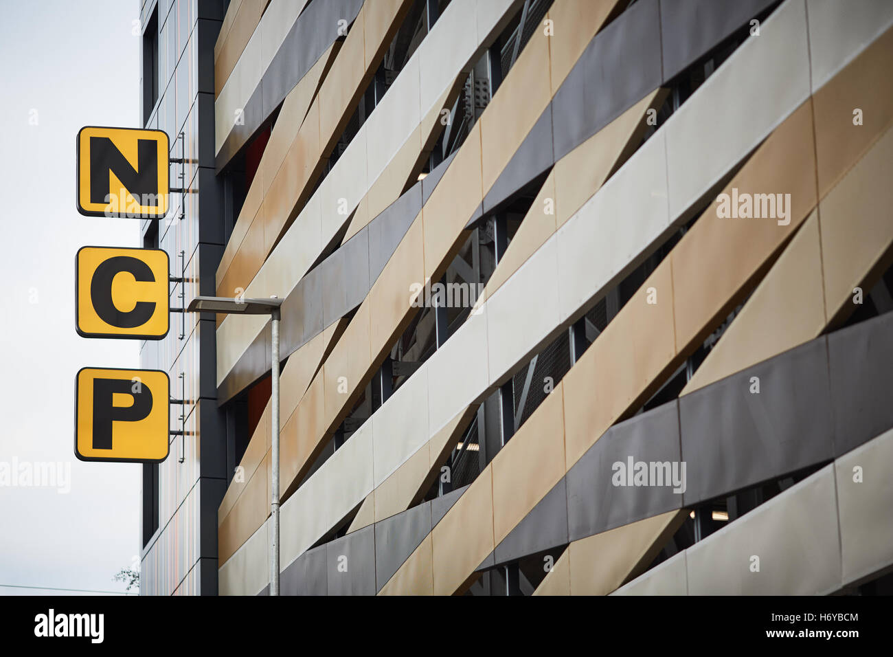 Manchester parcheggio NCP New Bailey Street carl parcheggio design esterno piuttosto segno dell architettura oro bande di colore nuovo Foto Stock