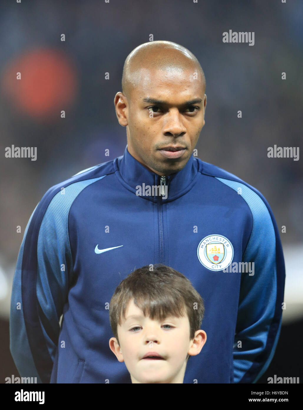 Manchester City's Vincent Kompany con mascotte durante la UEFA Champions League al Etihad Stadium e Manchester. Foto Stock