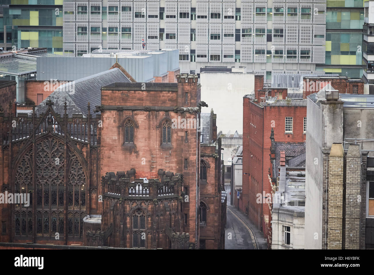 Legno di Manchester Street tribunali dietro John Ryland Library Foto Stock