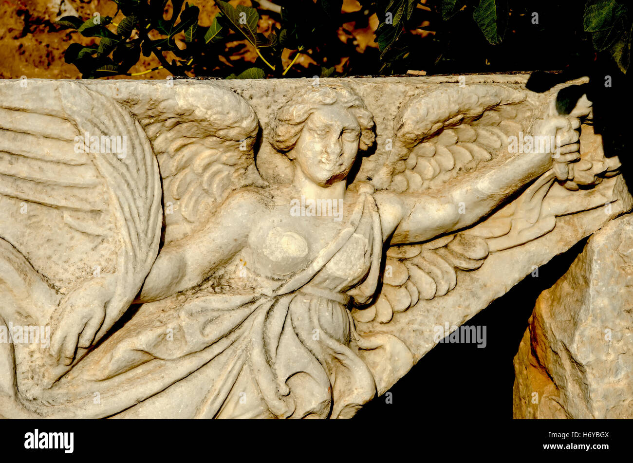 Pietra scolpita di Nike dea greca della vittoria e la dea romana Victoria,  Efeso Turchia Foto stock - Alamy