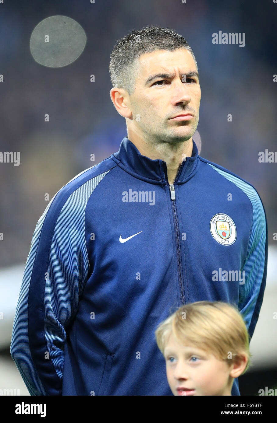 Manchester City's Aleksandar Kolarov con mascotte durante la UEFA Champions League al Etihad Stadium e Manchester. Stampa foto di associazione. Picture Data: martedì 1 novembre 2016. Vedere PA storia uomo Soccer City. Foto di credito dovrebbe leggere: Tim Goode/PA FILO Foto Stock