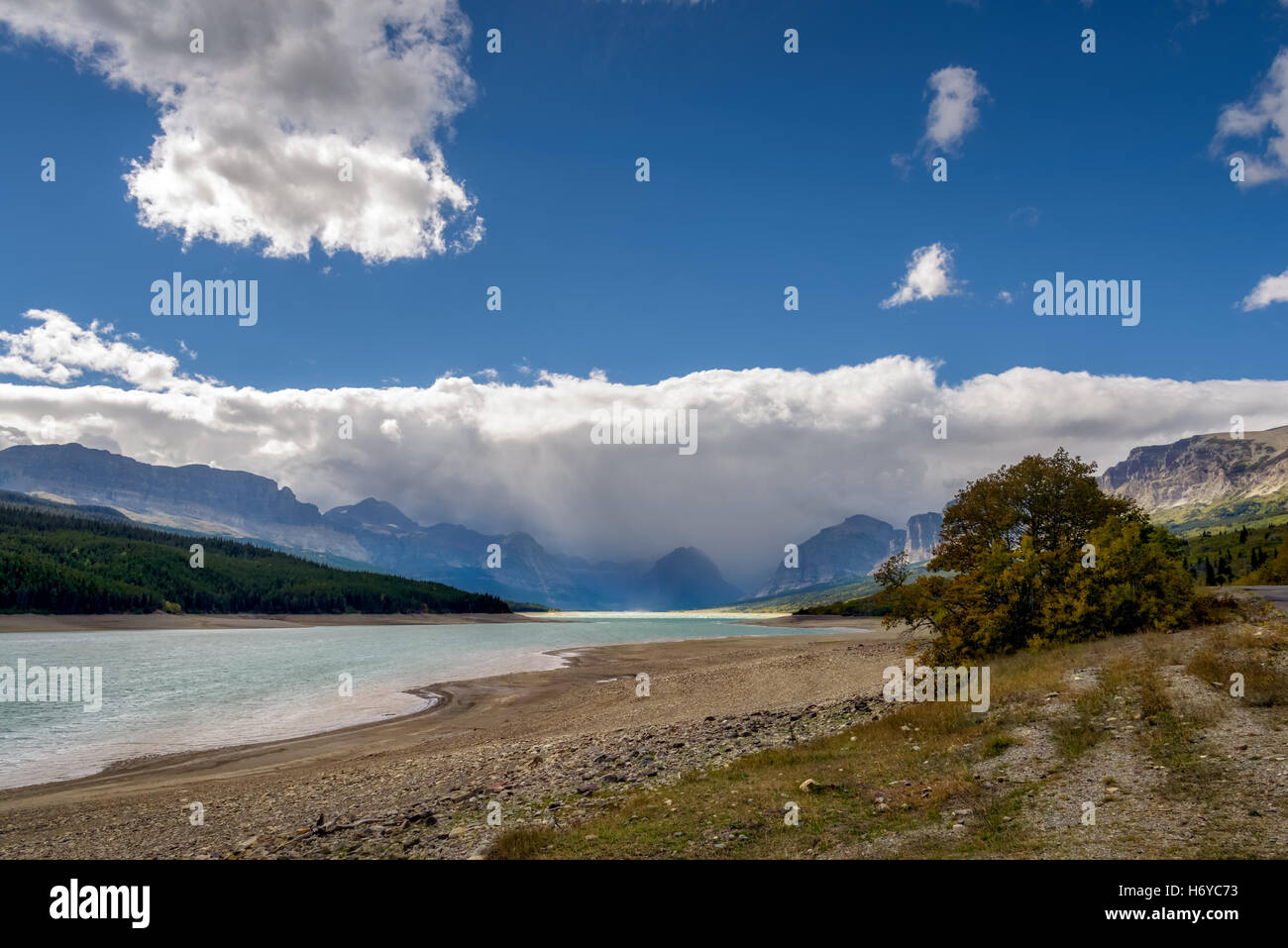 Nuvole temporalesche la raccolta di oltre il Lago Sherburne Foto Stock