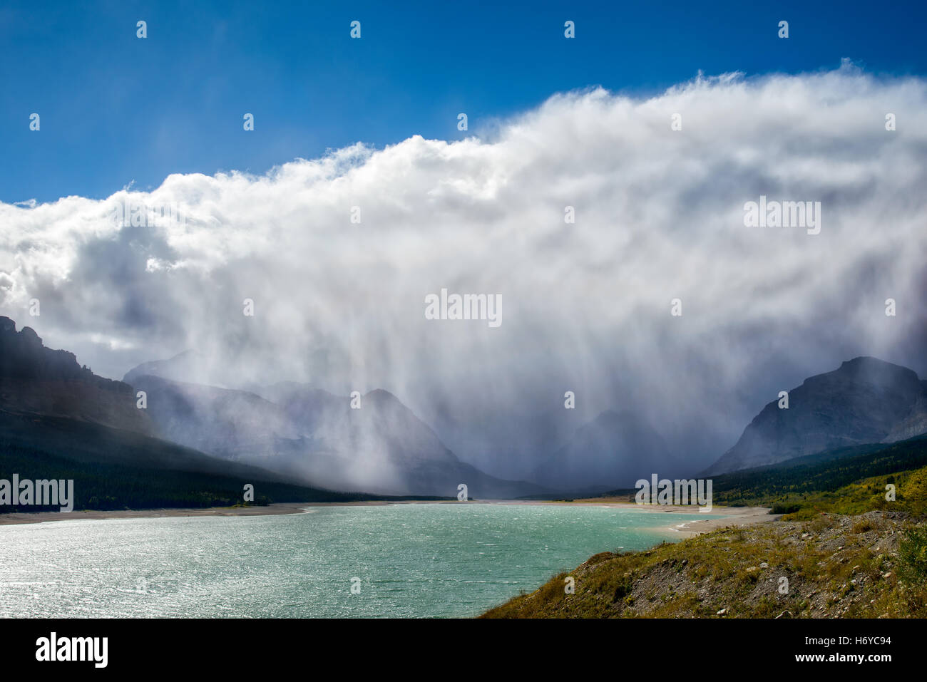 Nuvole temporalesche la raccolta di oltre il Lago Sherburne Foto Stock