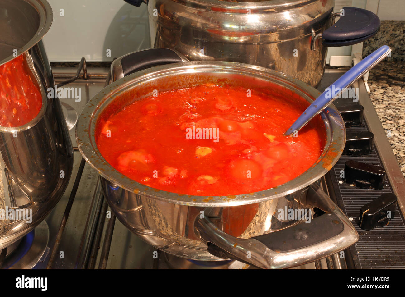 Pentola piena di salsa di pomodoro rosso in casa per la cottura di un Italiano home Foto Stock