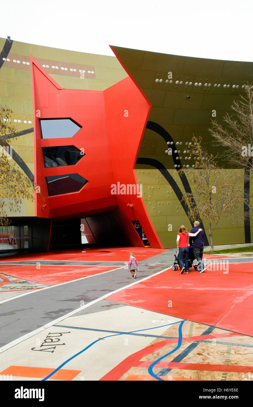 Colpendo le caratteristiche architetturali e di progettazione del museo hall. Il museo nazionale di AUSTRALIA CANBERRA. Agire. Foto Stock