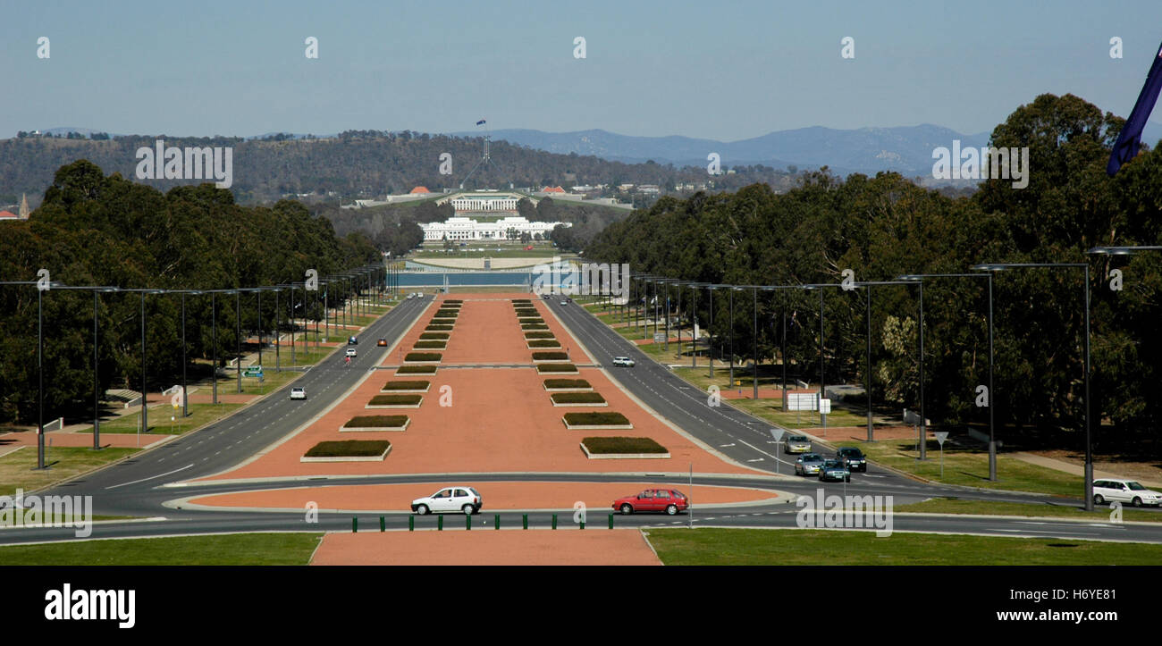 Vista dalla Australian War Memorial guardando giù anzac parade di nuovo e vecchio parlamento case. canberra. agire Foto Stock