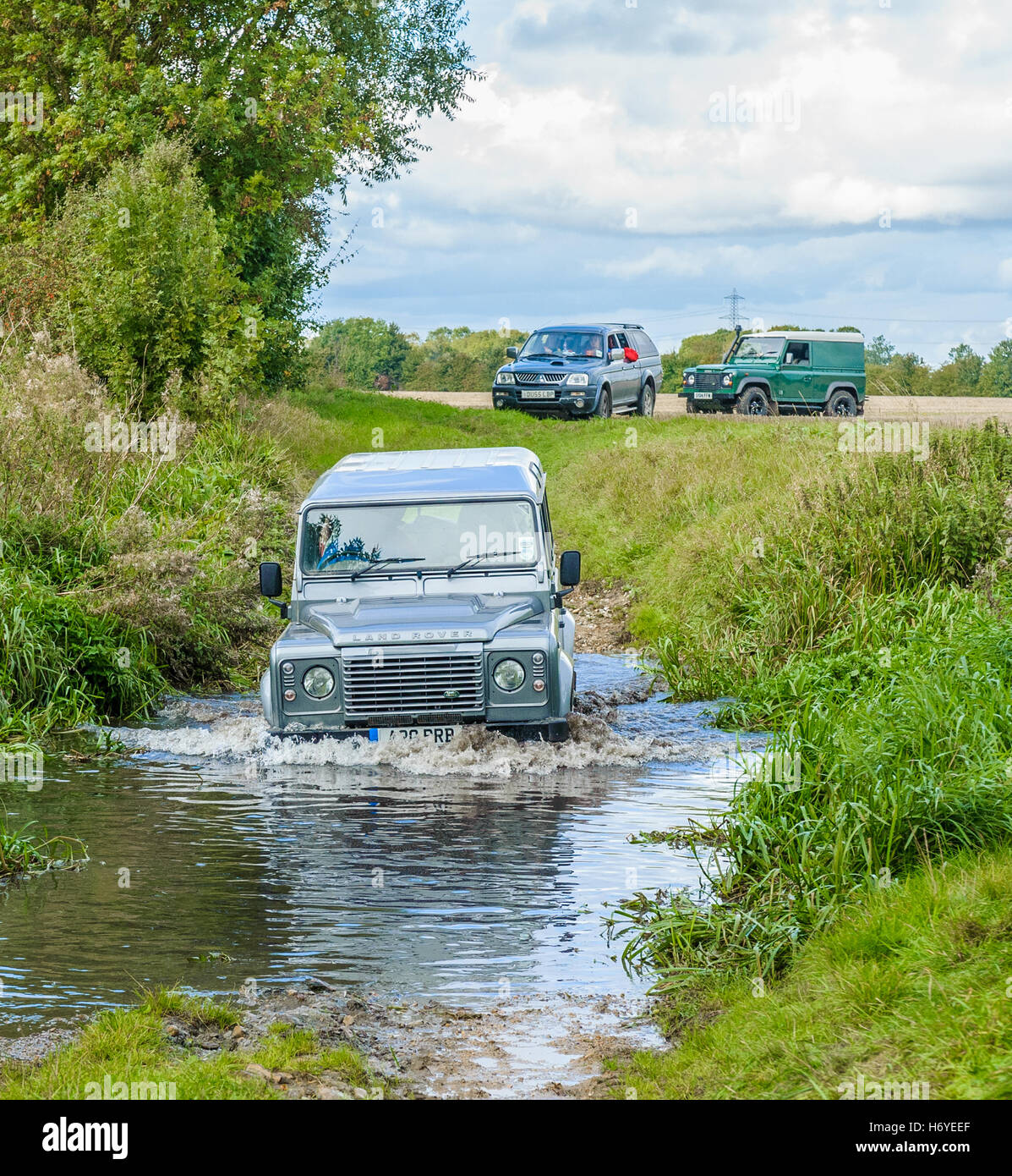 Un Landrover 110 attraversamento o Guadato un ruscello o fiume Foto Stock