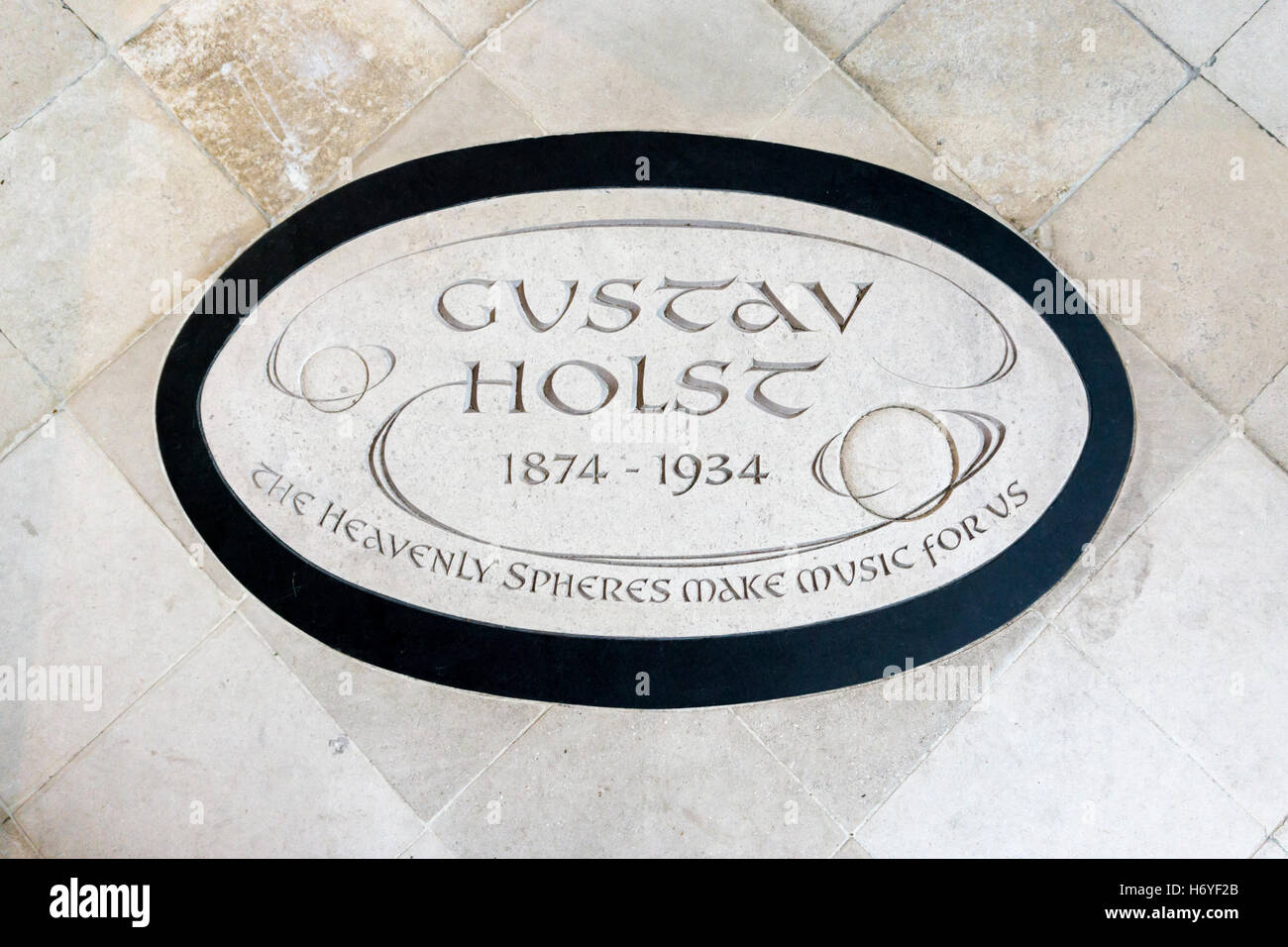Memoriale di Gustav Holst nel pavimento della Cattedrale di Chichester. Foto Stock